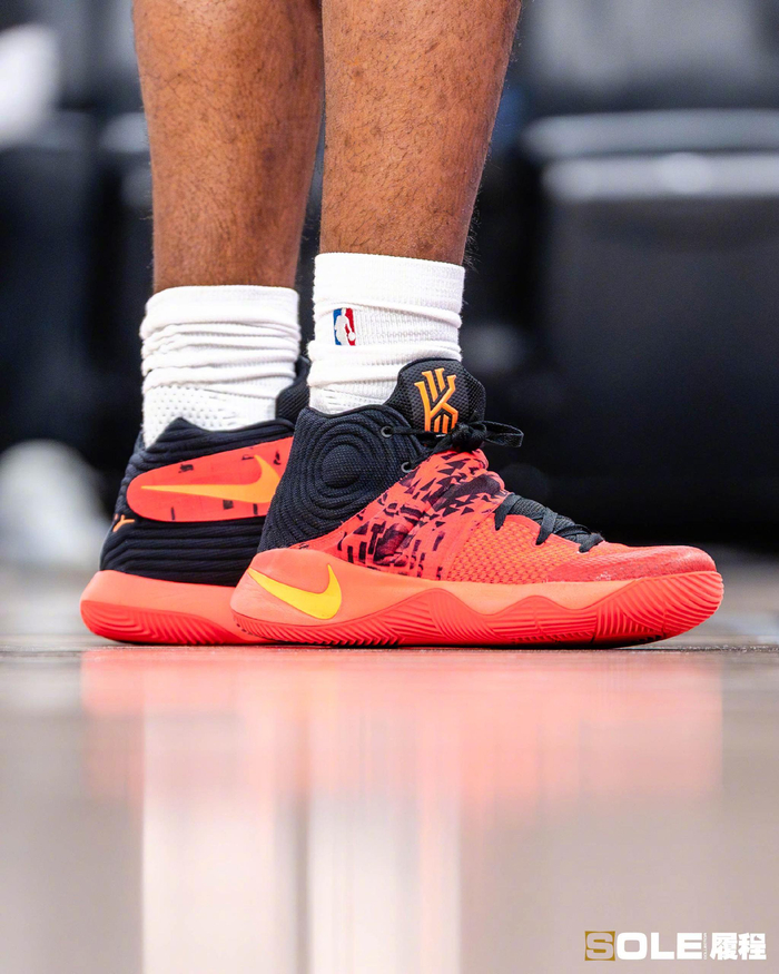 欧冠直播-西部垫底球队比赛现场，球员球鞋成焦点|田曦薇|任豪|照相馆|乘风|看点_新浪体育_新浪新闻